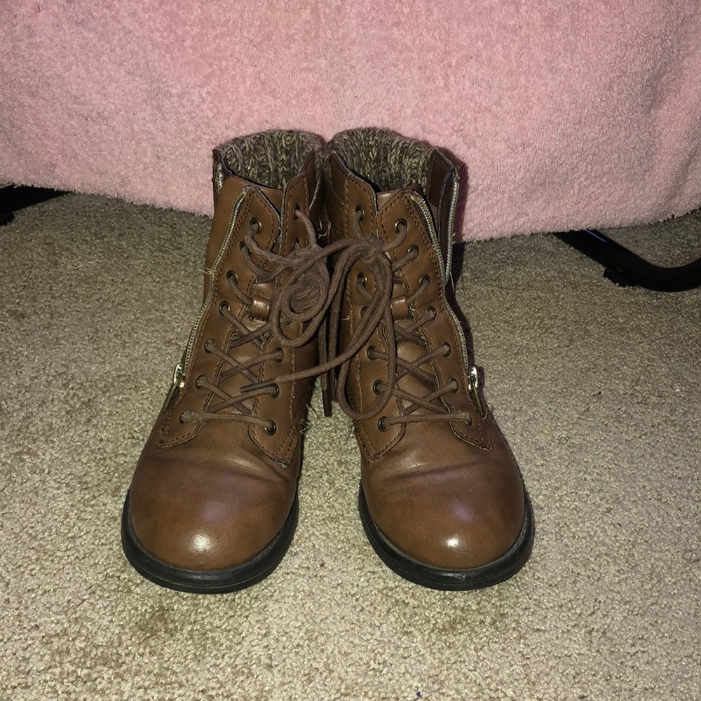 GREETINGS.I’m Selling A Pair Of Leather Brown Boots Used Still In Good Condition